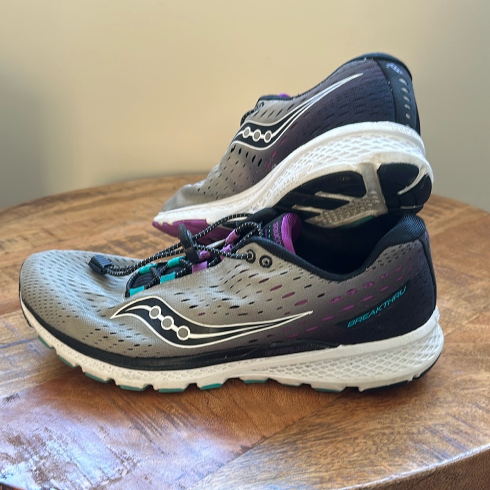 Saucony size 10 Running Shoes with speed laces.